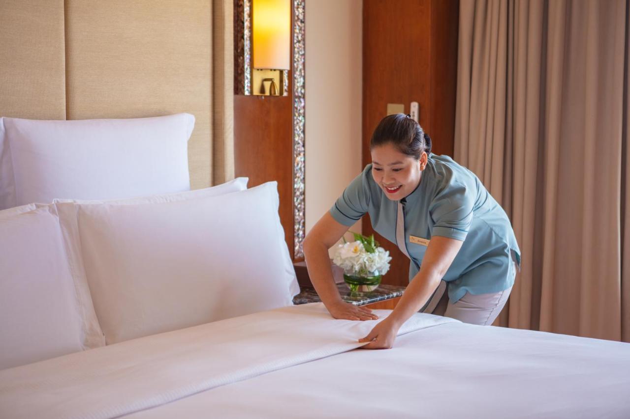 Jumeirah Messilah Beach Kuwait Kuwait City Екстер'єр фото A chambermaid making a bed