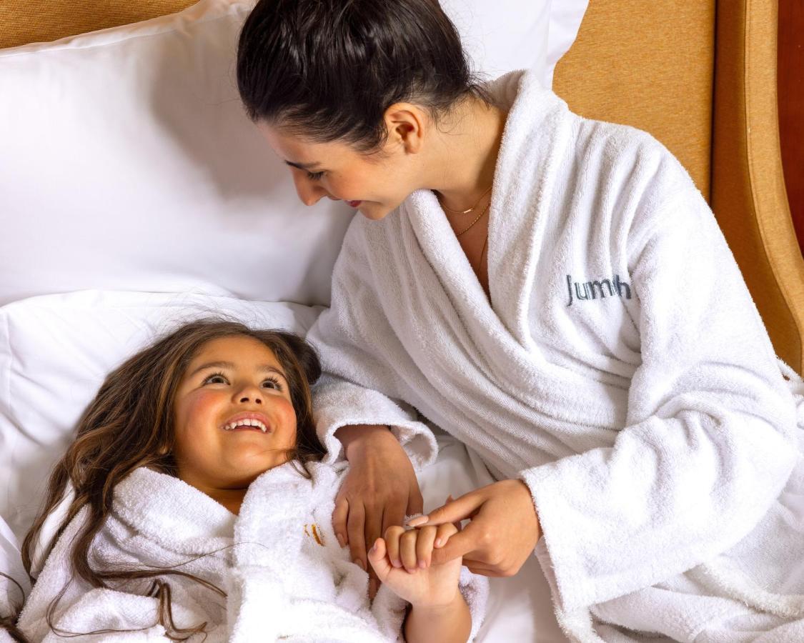 Jumeirah Messilah Beach Kuwait Kuwait City Екстер'єр фото A mother and daughter wearing bathrobes