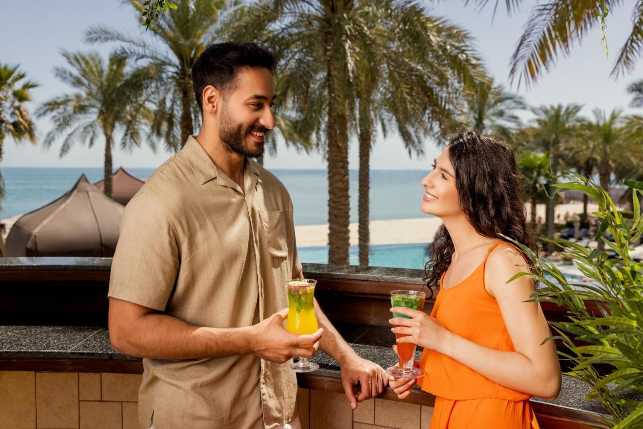 Jumeirah Messilah Beach Kuwait Kuwait City Екстер'єр фото A couple at Jumeirah Beach Hotel