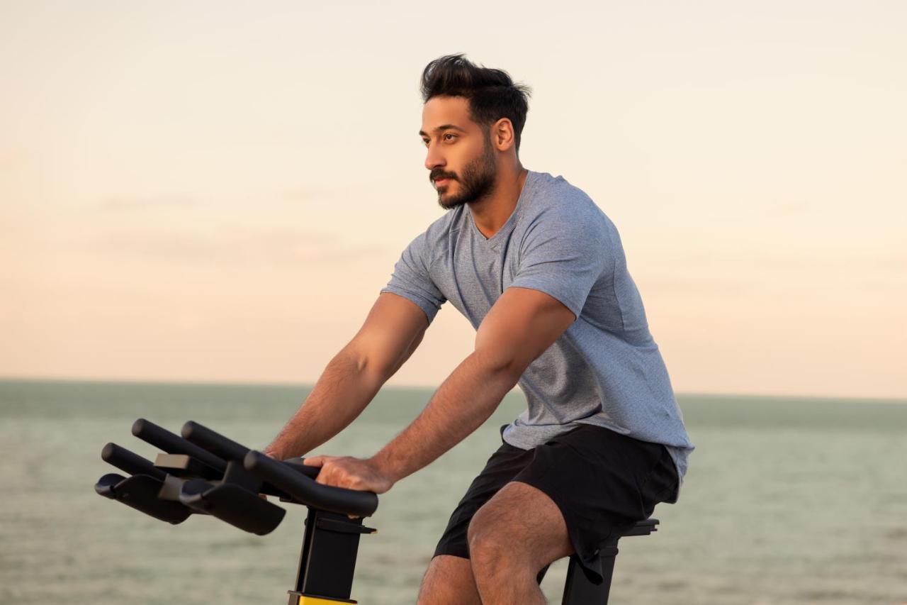Jumeirah Messilah Beach Kuwait Kuwait City Екстер'єр фото A man on a stationary bicycle