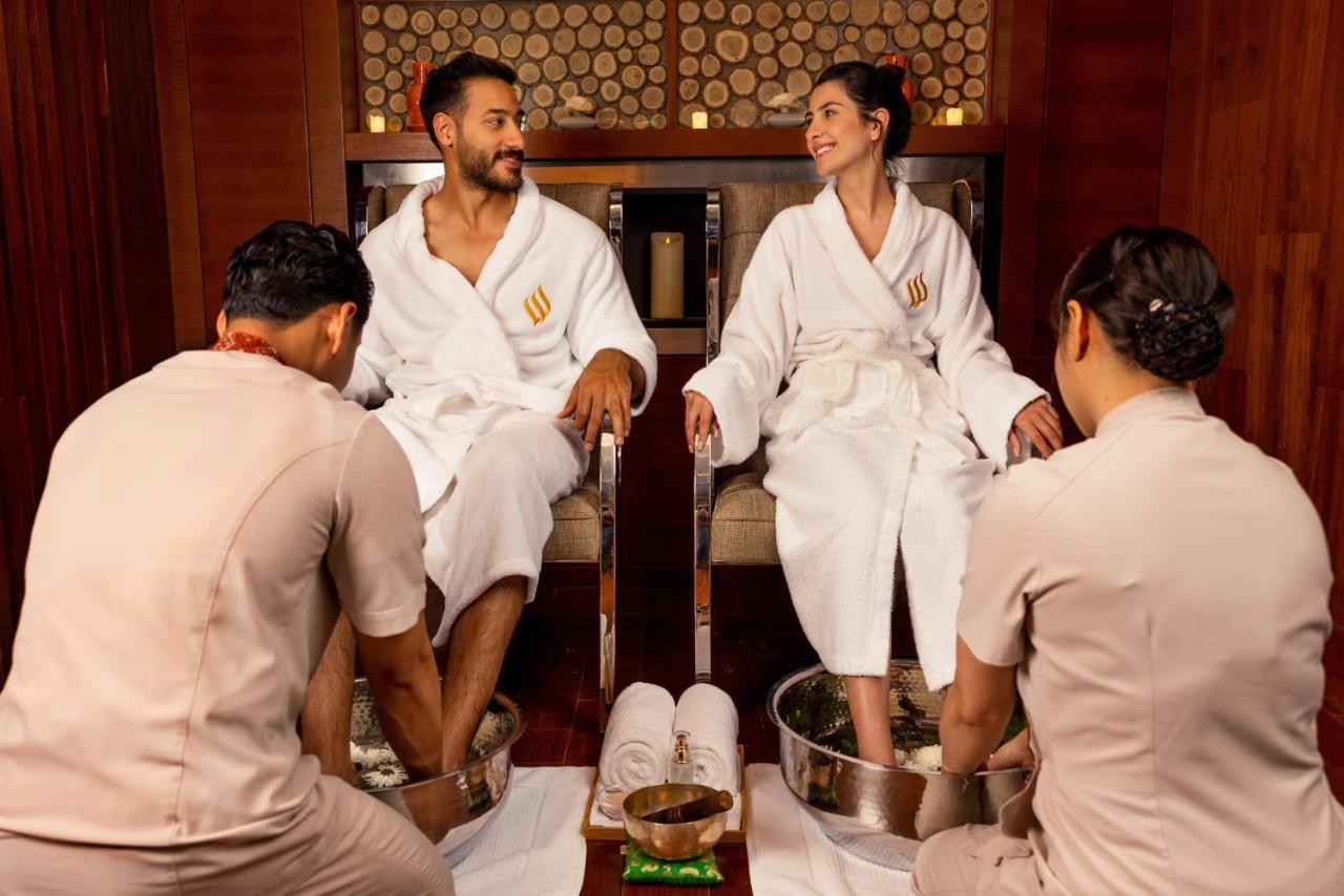 Jumeirah Messilah Beach Kuwait Kuwait City Екстер'єр фото A couple receiving a spa treatment
