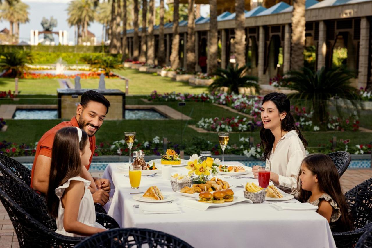 Jumeirah Messilah Beach Kuwait Kuwait City Екстер'єр фото Family dining at the resort