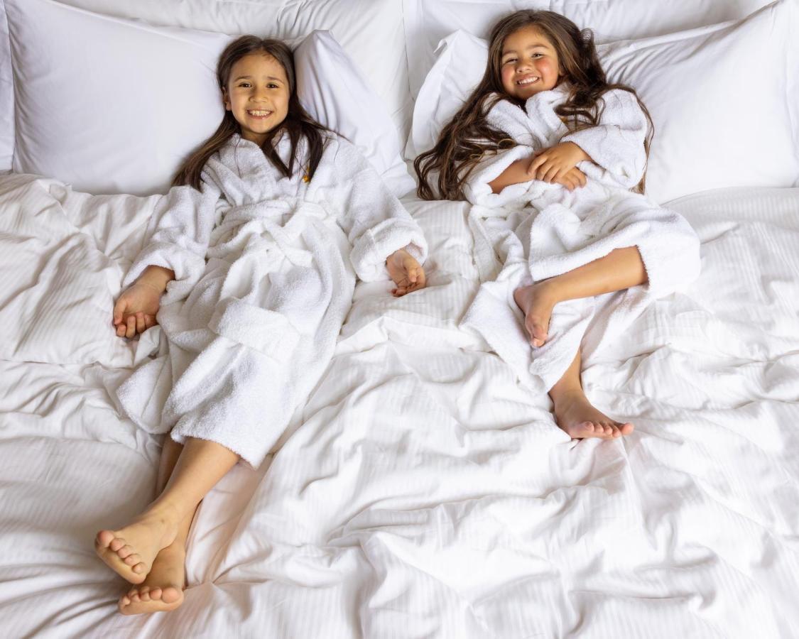 Jumeirah Messilah Beach Kuwait Kuwait City Екстер'єр фото Two girls wearing bathrobes