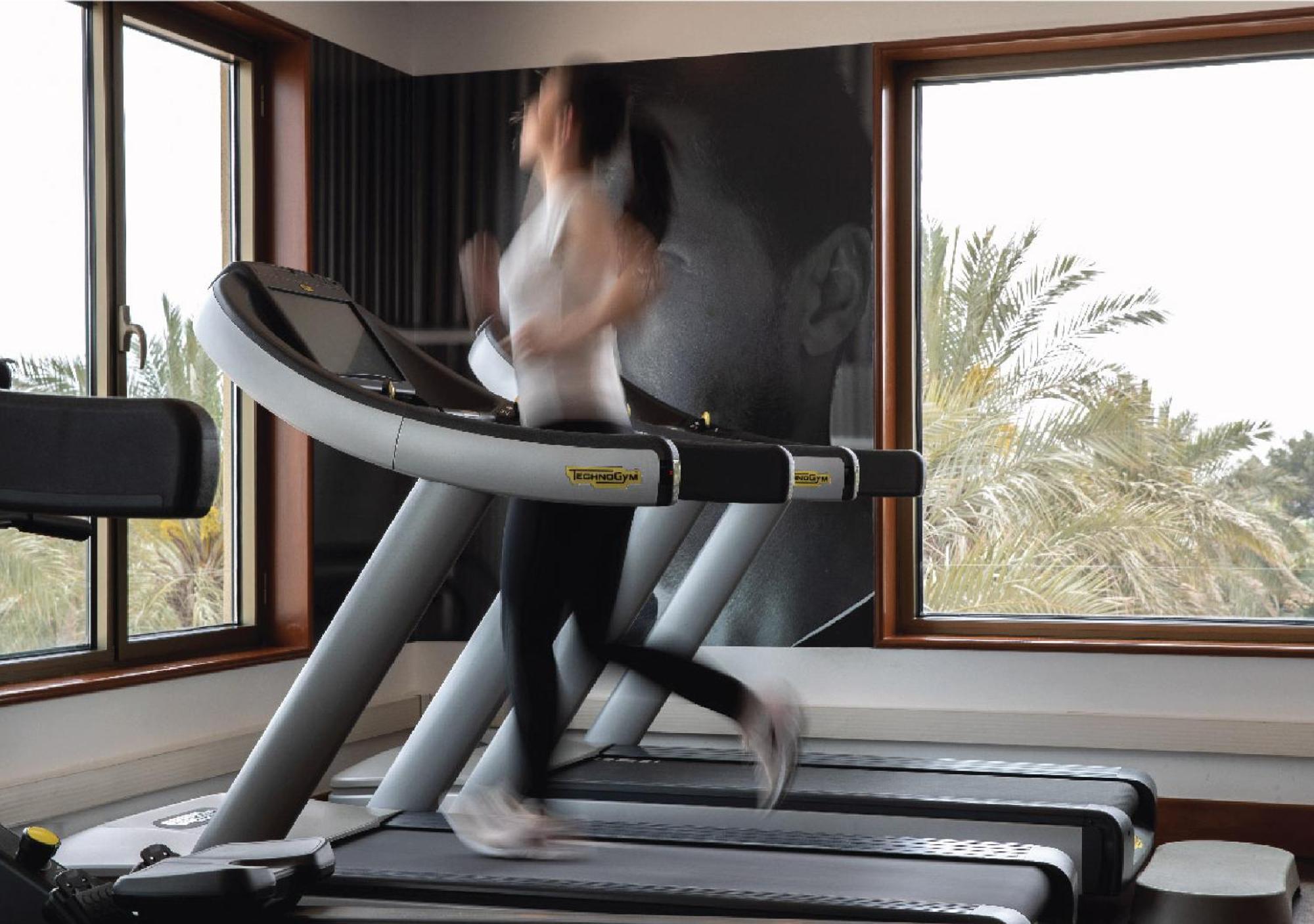 Jumeirah Messilah Beach Kuwait Kuwait City Екстер'єр фото A treadmill in use