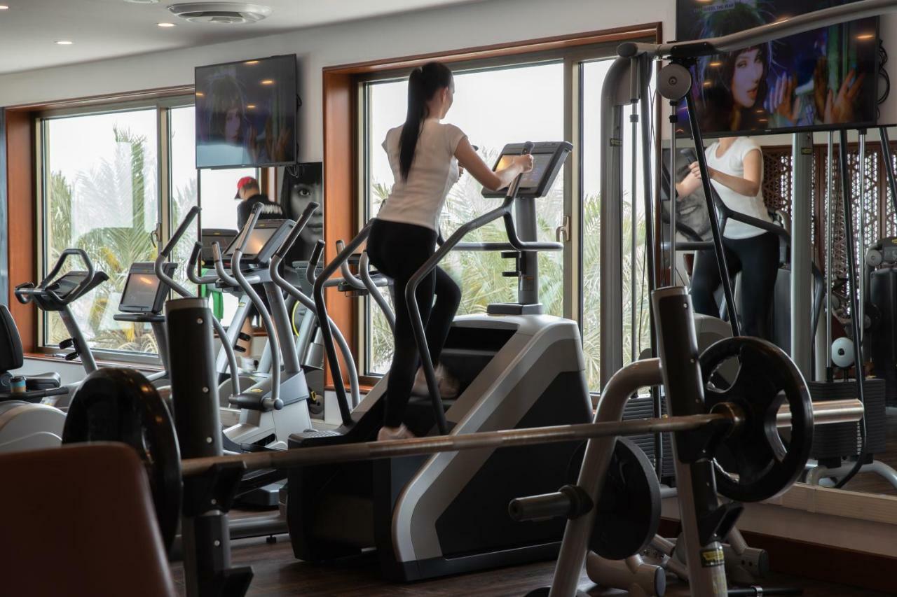 Jumeirah Messilah Beach Kuwait Kuwait City Екстер'єр фото A woman on a cross trainer